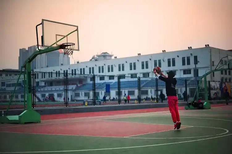 篮球场边散步,刚好抓到这一幕,运动的感觉真好!