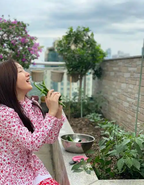 原创甜歌皇后杨钰莹六一晒居家美照49岁宛如少女对着辣椒唱歌很可爱