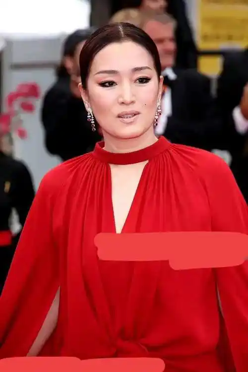 范冰冰的野心,再次爬上了她那件猛虎的衣服,被戛纳当成亲姑娘了