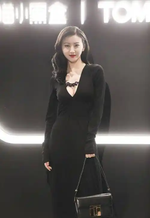 深v设计秀出白皙肌肤还有时尚的事业线,为了避免太暴露,还加入了黑色