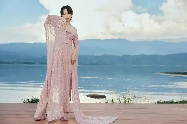 周笔畅 首次与奥运冠军合作带来的这首《用尽我的一切奔向你》