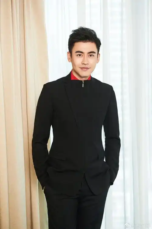 2013年,出演个人首部电视剧《神犬奇兵》 .