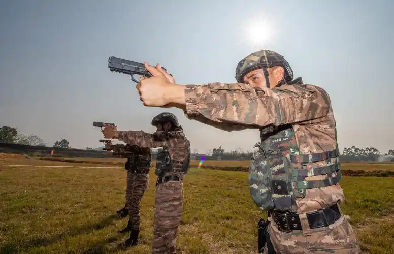 广西贵港武警特战队员实弹奏响交响曲