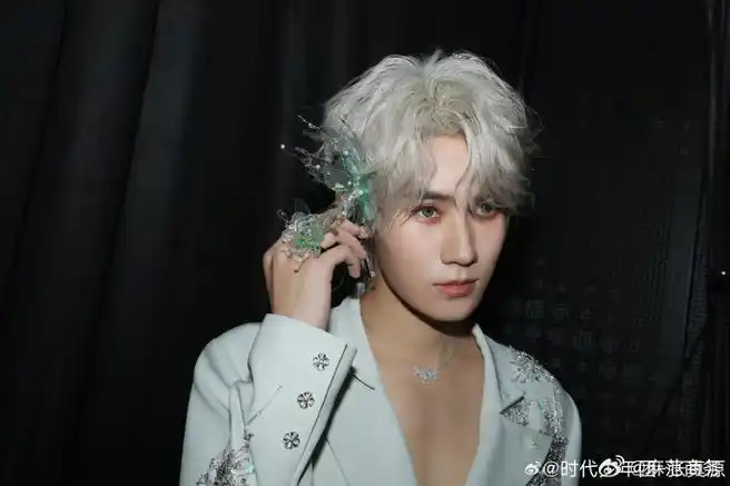 张真源白发蝴蝶耳饰##张真源符合我对白毛男主的一切幻想