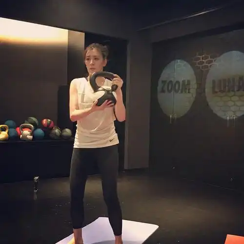 贾静雯冻龄扬威英国每日邮报看起来只有真实年龄一半