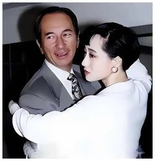 李连杰老婆利智近照:戴老花镜,剪短发,一夜苍老,难以辨认!