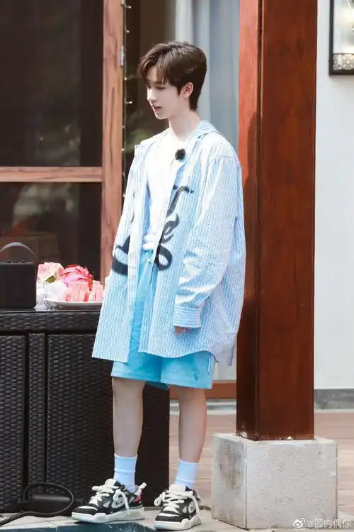 贺峻霖短裤造型花絮照##贺峻霖短裤造型