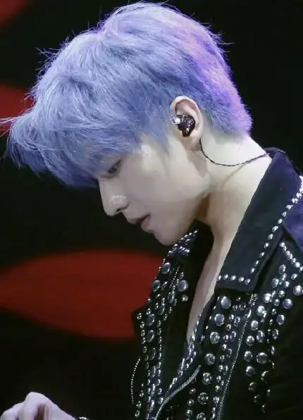 照片中,杨洋轮廓分明的脸庞,配上低调的蓝紫色,帅气十足让人心动!