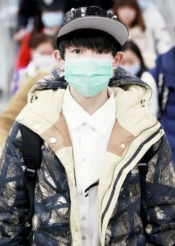 王源潮范又升级了,穿红衣配牛仔裤显时髦,还戴口罩唱歌酷出个性