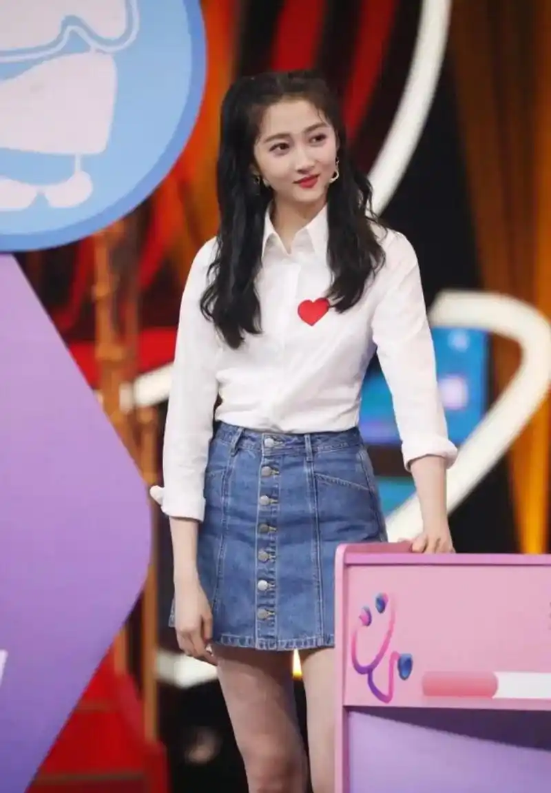 接替她的人是迪丽热巴,你更喜欢热巴还是关晓彤呢?