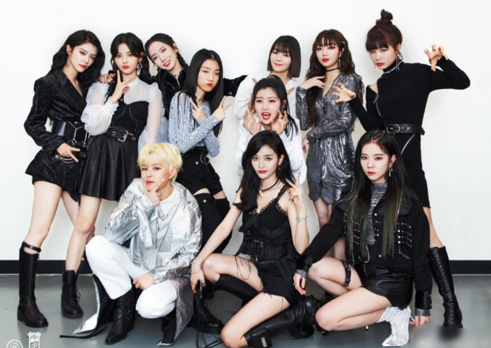 原创101女团毕业照,10人就杨超越1人坐姿另类:好学生坏学生一目了然