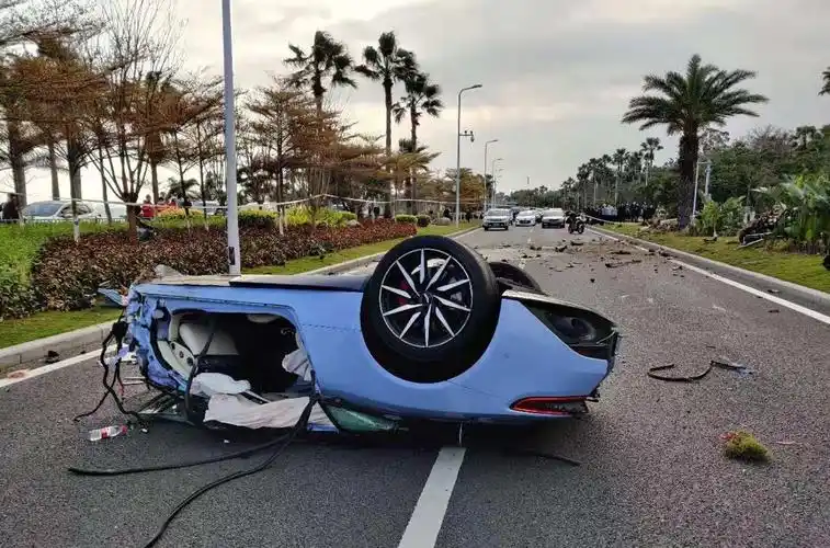 突发环岛路上豪华跑车撞向绿化带现场惨不忍睹