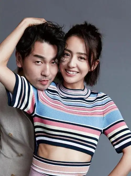 雷佳音结婚多年,与妻子仍然恩爱有加,当然是有名的"宠妻狂魔"