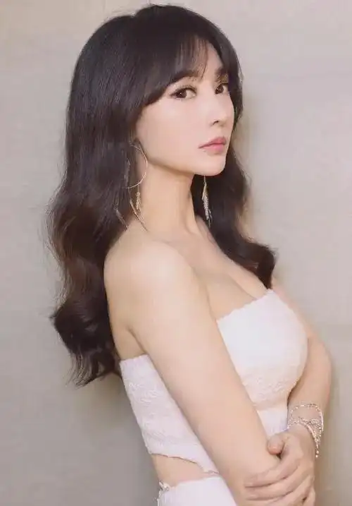 柳岩谁说胸大一定无脑