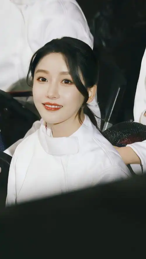 组图:姜贞羽白色击剑服又美又飒 扎单马尾双眸清澈元气满满