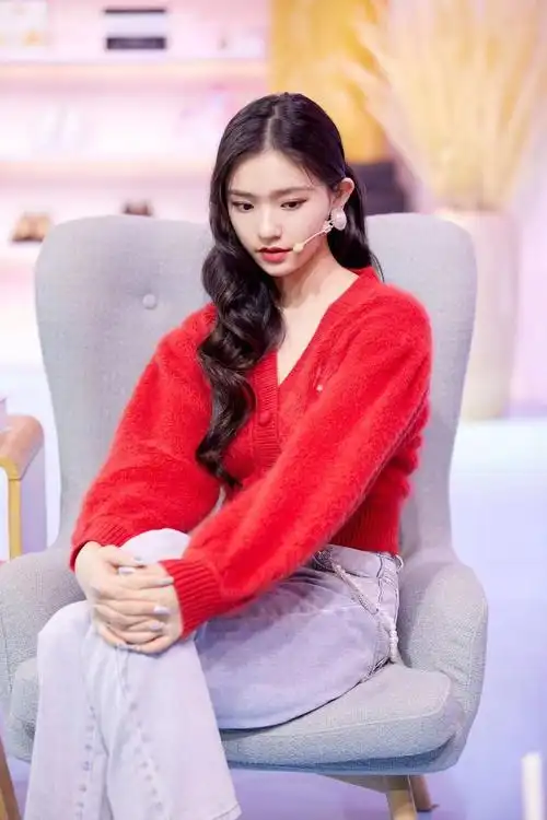 春节想要喜庆一点,种草林允红色卫衣就对了