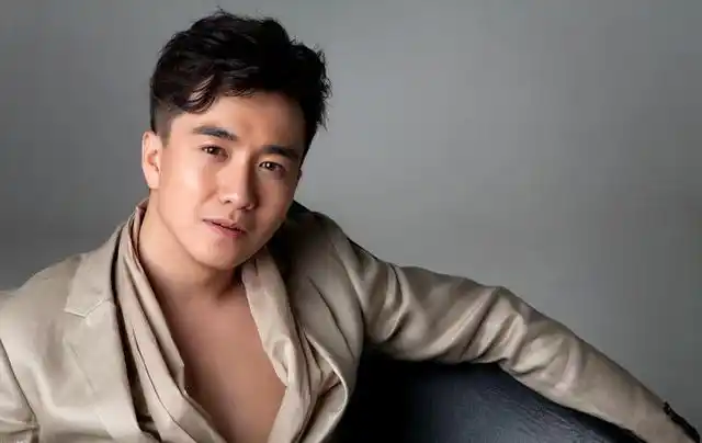 学霸型年轻男演员演技精湛却不是很火至今仍没经纪人