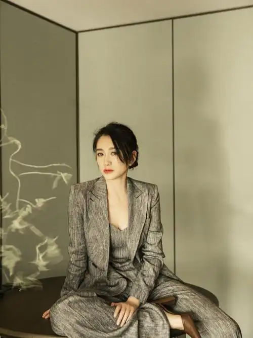 mm星朋友#探索@李小冉 的娴雅一面:灰色西服套装细腻质感,映衬成熟