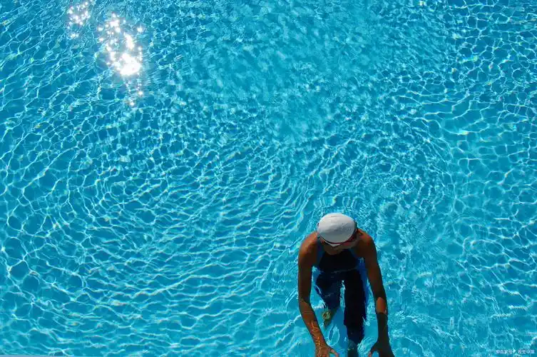 在准备游泳的时候,要提前做好哪些准备工作?