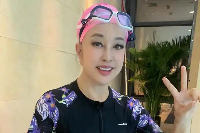 69岁刘晓庆晒美照穿蕾丝白裙时髦又减龄漫画腿很吸睛