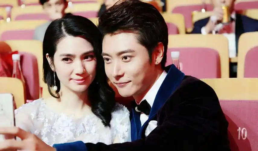 洪欣41岁老公晒近照!瘦身后染黄发显年轻,51岁妻子被嘲发福明显