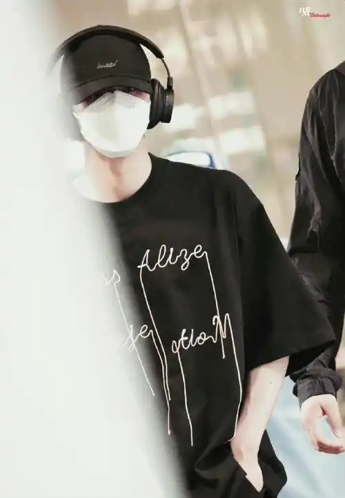 刘耀文机场全黑造型饭拍