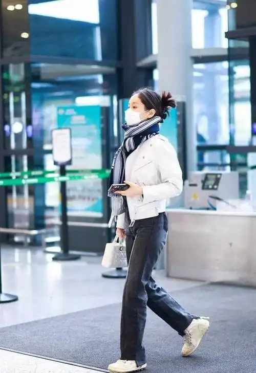 王子文的穿搭又成功了白色机车皮衣配9分裤显高又洋气