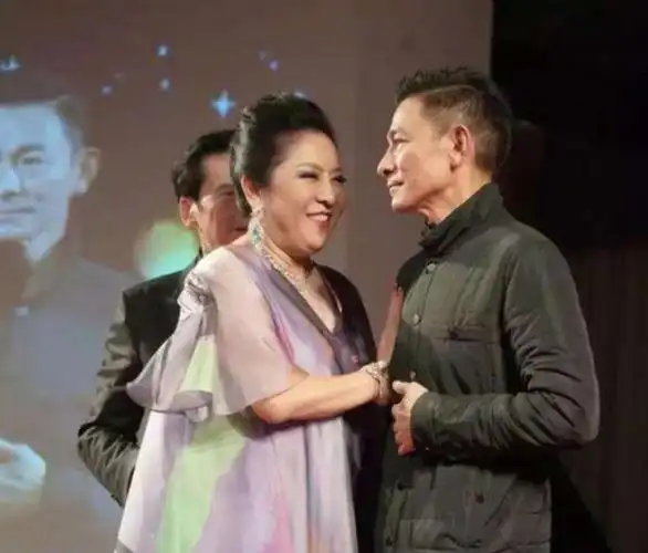 事业忙碌之际,他没有太多的时间去陪伴朱丽倩,她只好一个人忍着泪水