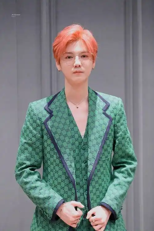 鹿晗亮相gucci品牌活动,一头红发绿西服搭配金丝眼镜时尚又前卫_男