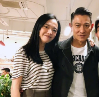 姚晨晒与刘德华亲密合影57岁华仔帅气不减精神气十足