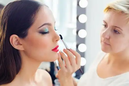 化妆师为美女化妆打粉底