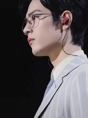 好爱这个斯文败类装~想起一个故事,过年在家看经典咏流传,战战一出来