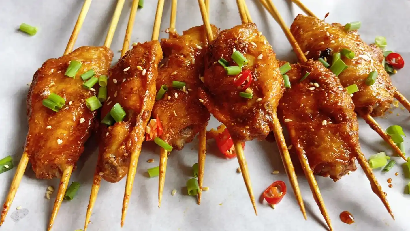 鸡类串-蒜香中翅串.#热门 #烧烤 #蒜香 #蒜香中翅 #抖 - 抖音