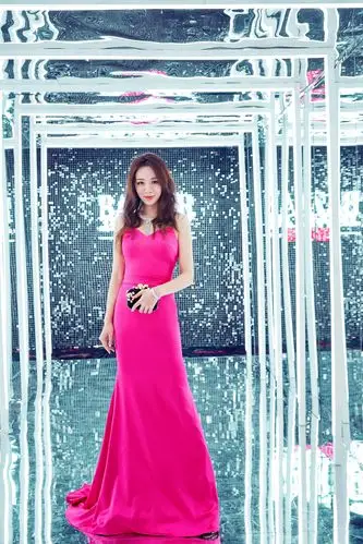 王晓晨亮相芭莎珠宝极夜宴 粉色拖尾长裙性感妩媚