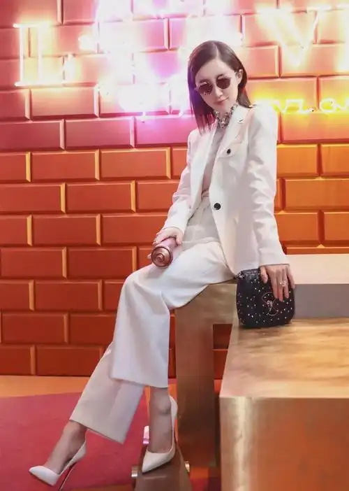 舒畅太有范,白色西装穿出名媛范,颈圈太高级