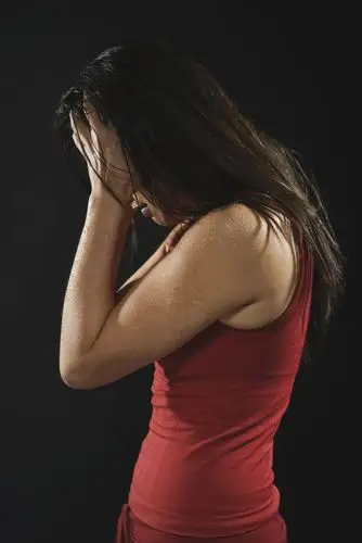 手抓着头的女孩图片[高清图片,jpg格式]