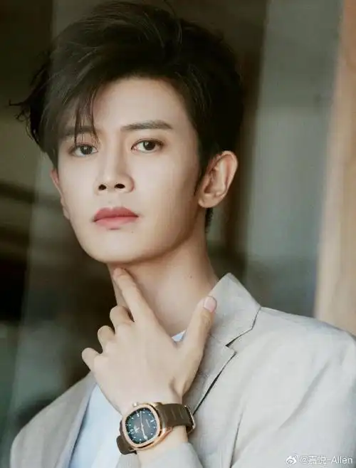 任嘉伦超话93任嘉伦93四月芳菲闻君寿,今我握笔念君容.