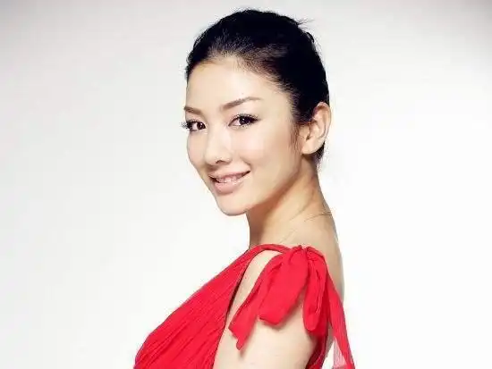 6岁女儿黄芊玲参加钢琴比赛,颜值逆天,越来越像黄奕