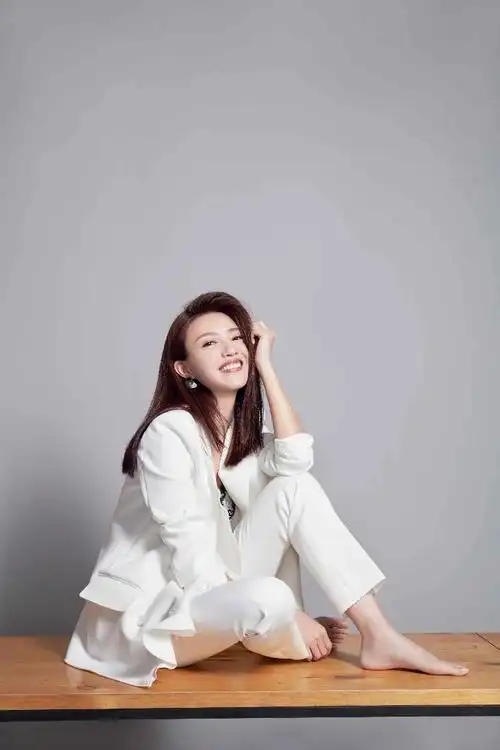 傅晶白色西装写真化身霸道女总裁气场十足