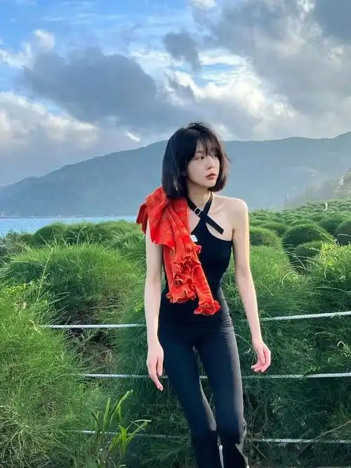 李溪芮苗条身材热辣惹眼