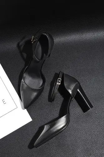 一字扣高跟鞋女夏季2018新款漆皮粗跟尖头单鞋中空包头凉鞋女 黑色 33