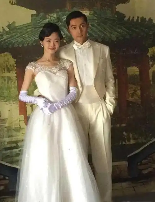 宋轶大胆尝试"肚兜"装亮相,靳东慌了:我双手应该放哪?