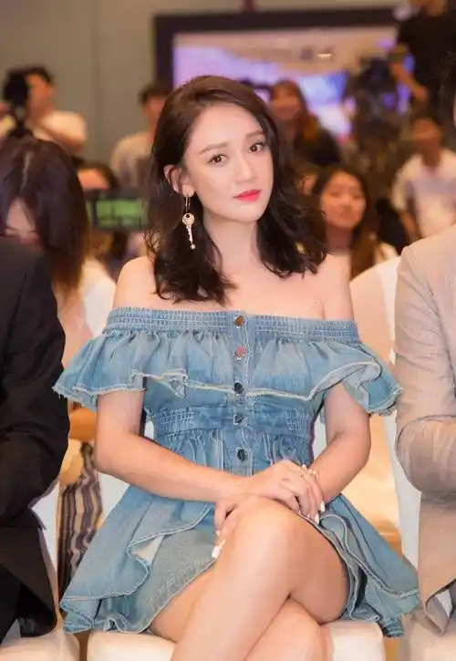 42岁的陈乔恩不服老,穿牛仔裙露香肩,依然少女感满满_时尚_风格_感觉