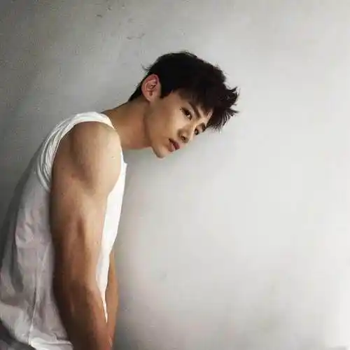 昔日鲜肉郭品超健身房变肌肉男,杜淳李晨白敬亭谁的麒麟臂最厉害_女