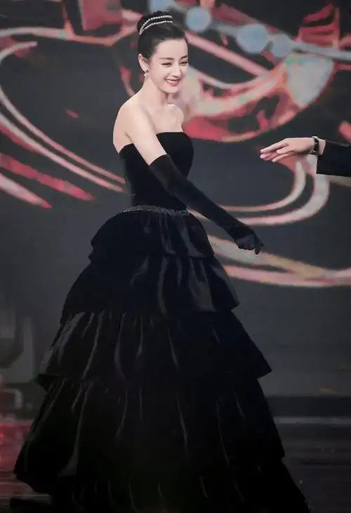 迪丽热巴赫本风造型直接封神