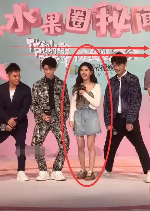 丁禹兮与赵露思并排站,表面上"身高"差不多,站姿却明显在谦让_腾讯