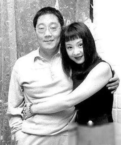 他捧红那英韩红却身陷诈骗入狱病亡妻子情深至今未嫁