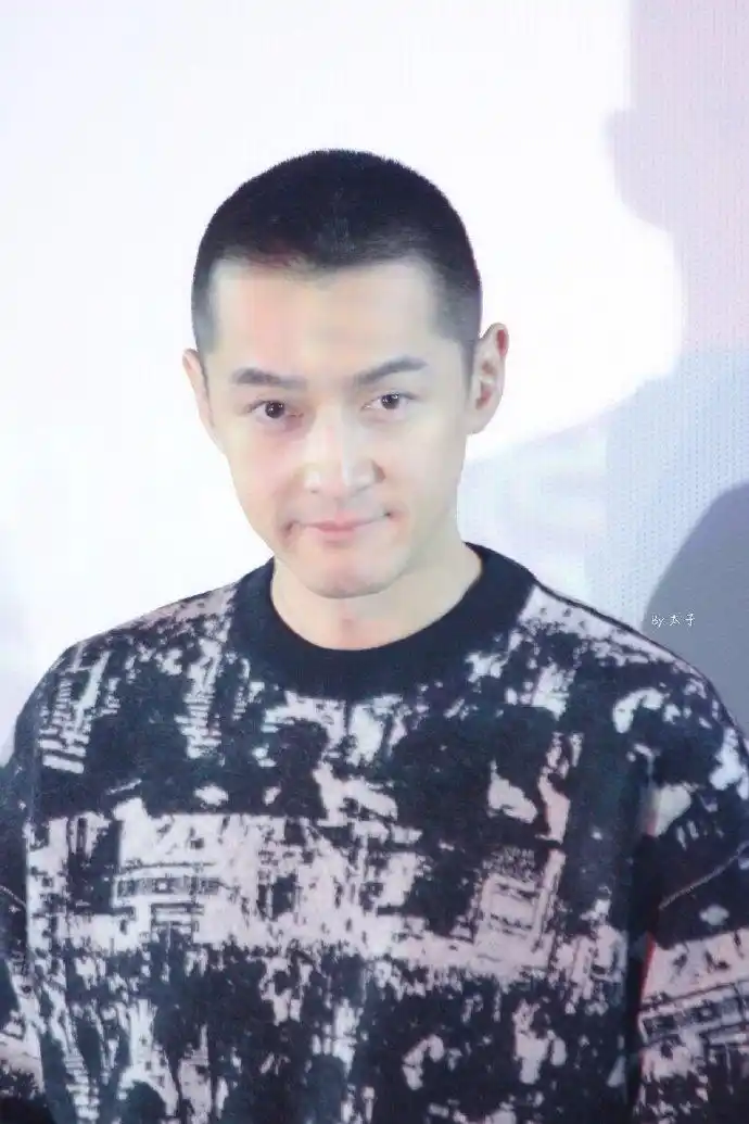又可以了胡歌兑现承诺剪寸头热情对粉丝挥手清爽又帅气