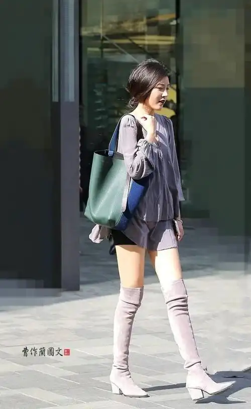 街拍美女夏天穿高筒靴比冬天更帅