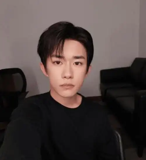 易烊千玺晒最新自拍,兑现与粉丝七周年约定,配文虽简单却别有深意